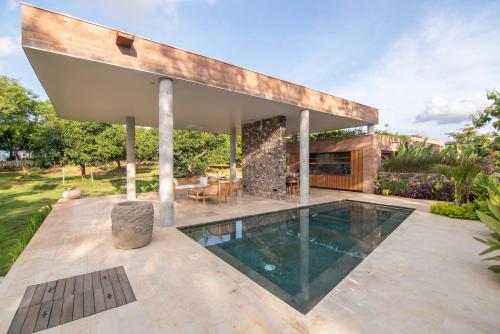 een zwembad in de achtertuin van een huis bij Villa Lantana in Umeanyar
