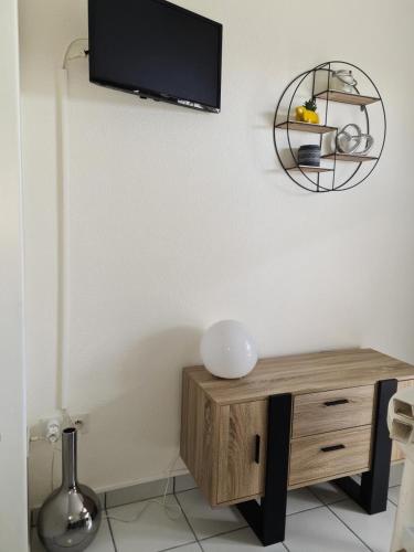 un salon avec une télévision sur un mur dans l'établissement Résidence Port Bourgenay - maeva Home - Studio 4 Personnes - Sélection MAE-5584, à Talmont-Saint-Hilaire