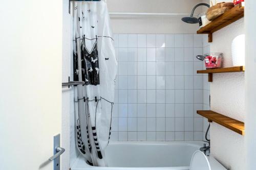 La salle de bains est pourvue d'une douche et d'un mur carrelé blanc. dans l'établissement Résidence Port Bourgenay - maeva Home - Appartement 2 pièces pour 4 personnes - Sélection MAE-5574, à Talmont-Saint-Hilaire