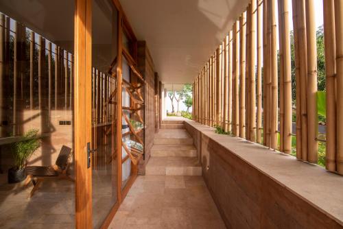 een hal van een gebouw met grote ramen bij Villa Lantana in Umeanyar