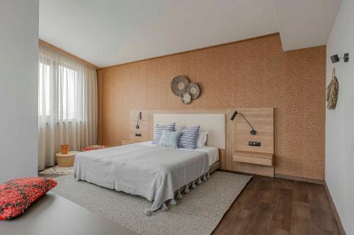 WN LAB Hotel - inclusive breakfast, parking and coworking في صوفيا: غرفة نوم مع سرير أبيض كبير مع وسائد زرقاء