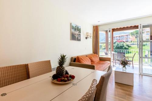 un salon avec une table avec un bol de fruits dessus dans l'établissement Résidence le Village de Cap Esterel - maeva Home - Appartement 2 Pièces 4 Personnes - Sélection MAE-5594, à Saint-Raphaël