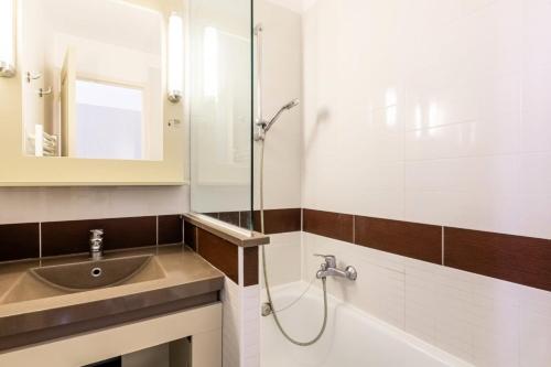 une salle de bain avec un lavabo et une douche dans l'établissement Résidence le Village de Cap Esterel - maeva Home - Appartement 2 Pièces 4 Personnes - Sélection MAE-5594, à Saint-Raphaël