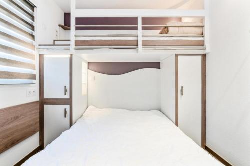 - une petite chambre avec des lits superposés dans l'établissement Port du Crouesty Cap'Océan - maeva Home - Appartement 2 Pièces 5 Personnes - Sélection - vue sur le Port MAE-6294, à Arzon