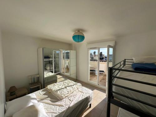 une chambre avec un lit superposé et un miroir dans l'établissement VILLA SECANTO Belle Villa Individuelle avec grand jardin Rochelongue Cap d'Agde, au Cap d'Agde