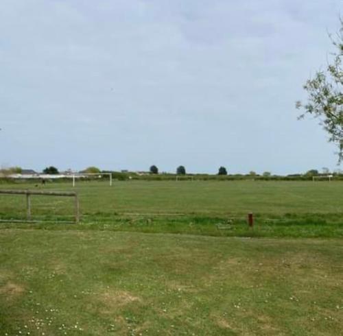 un gran campo verde con un caballo. en Thorne Lodge - Seaview - 3 Bedroom en Whitstable