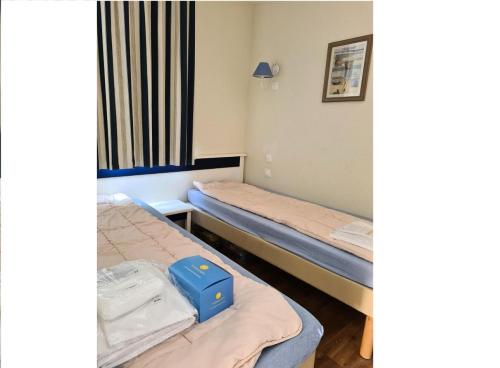 une chambre avec deux lits et une fenêtre dans l'établissement Résidence Port Bourgenay - maeva Home - Appartement 2 Pièces 5 Personnes - Confort MAE-1824, à Talmont-Saint-Hilaire