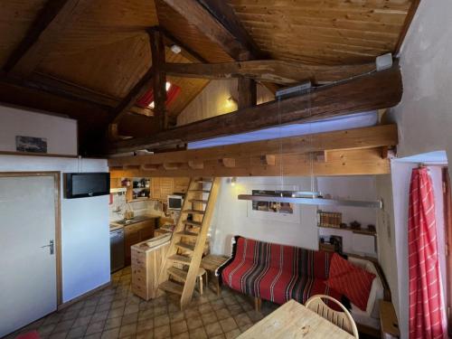 een kleine kamer met een keuken en een loft bij Résidence Le Dahu - Studio pour 2 Personnes 284 in Saint-Martin-de-Belleville