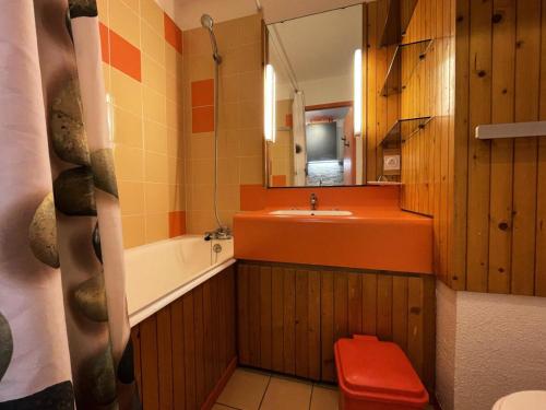 une salle de bain avec un lavabo, une baignoire et un miroir dans l'établissement Résidence Chaviere - Au coeur des Menuires appartement 2 pers MAE-4294, aux Menuires