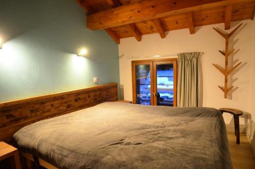 - une chambre avec un grand lit dans l'établissement Chalet Barthelemy - 3 Pièces pour 4 Personnes 204, à Saint-Martin-de-Belleville
