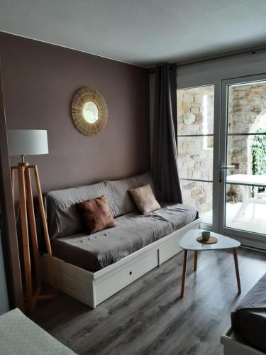 un canapé dans un salon avec une fenêtre dans l'établissement Résidence Port du Crouesty - maeva Home - Appartement 2 pièces 4 personnes - Sélection - super Home MAE-1644, à Arzon