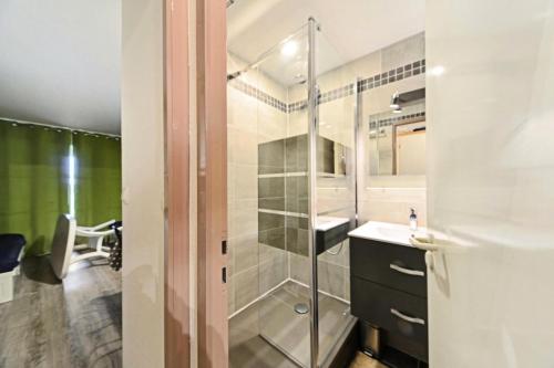 une salle de bain avec douche et lavabo dans l'établissement Résidence Port du Crouesty - maeva Home - Appartement 2 pièces 4 personnes - Sélection - super Home MAE-1644, à Arzon
