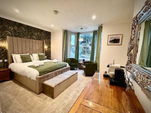 sypialnia z dużym łóżkiem i kanapą w obiekcie Gwydyr Hotel w mieście Betws-y-coed