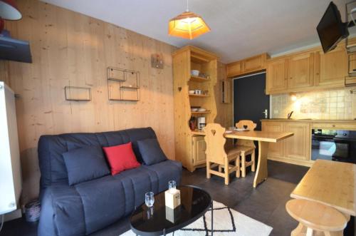 un salon avec un canapé bleu et une table dans l'établissement Résidence Jetay - Studio 4 personnes au Ménuires avec vue sur la Masse MAE-4214, aux Menuires