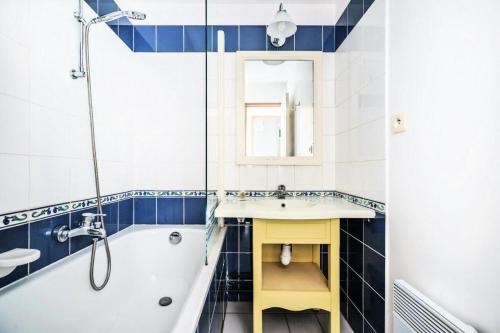 une salle de bain avec une baignoire, un lavabo et une douche dans l'établissement Port du Crouesty Cap'Océan - maeva Home - 2 pièces 5 personnes - Confort - vue sur le Port MAE-1334, à Arzon