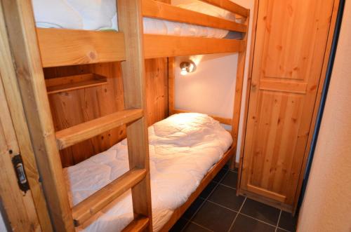 kilka łóżek piętrowych w pokoju w obiekcie Résidence Villaret - Studio pour 4 Personnes 234 w Les Menuires