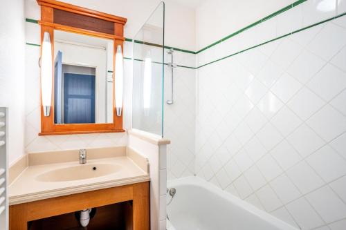 une salle de bain avec un lavabo et une douche dans l'établissement Résidence Lacanau Les Pins - maeva Home - Appartement 2 Pièces 5 Personnes - Sélection MAE-2324, à Lacanau