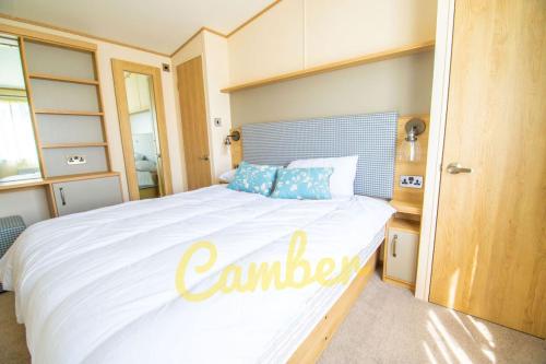 een slaapkamer met een bed met het woord kamelen erop bij MP735 - Parkdean, Camber Sands in Camber