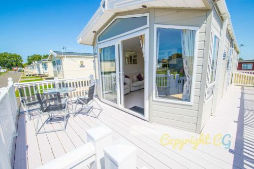 Балкон или терраса в SBL54 - Camber Sands Holiday Park - Mini Lodge - 3 Bedrooms - Decking - Dishwasher - Private Parking