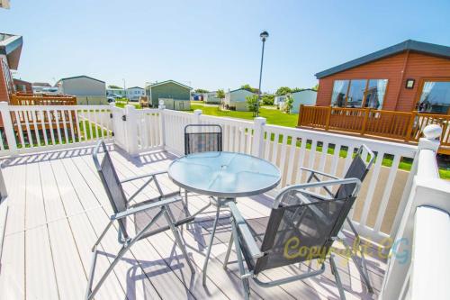 Балкон или терраса в SBL54 - Camber Sands Holiday Park - Mini Lodge - 3 Bedrooms - Decking - Dishwasher - Private Parking
