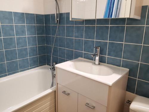une salle de bain avec un lavabo et une baignoire dans l'établissement Résidence Challe - Joli studio 4 personnes ski au pied et vue sur les pistes. MAE-4254, aux Menuires