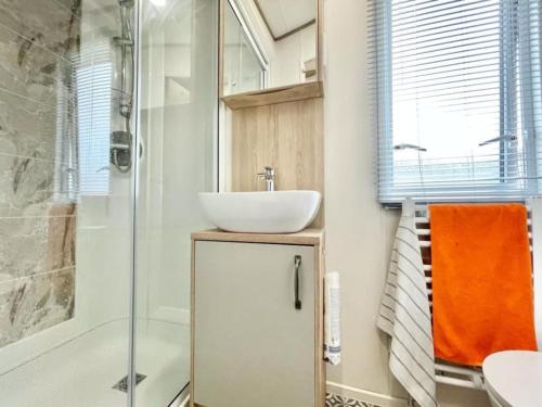 uma casa de banho com um lavatório e um chuveiro em BW8 - 3B - ABI Windermere em Camber