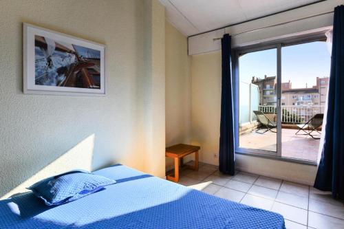 Schlafzimmer mit einem Bett und Blick auf einen Balkon in der Unterkunft Hyères Parc - maeva Home - Appartement 2 pièces 6 Personnes Confort 14 in Hyères
