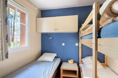 une chambre avec deux lits superposés et une fenêtre dans l'établissement Résidence Lacanau Les Pins - maeva Home - Appartement 2 Pièces 4 Personnes - Prestige MAE-2614, à Lacanau