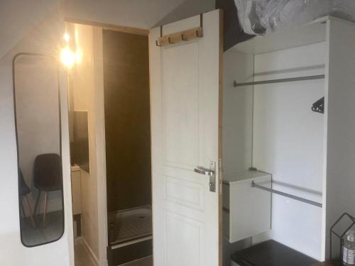a bathroom with a white door and a shower at Chambre triple spacieuse pour 3 Adultes avec terrasse privée - Proche Disneyland Paris in Mareuil-lès-Meaux
