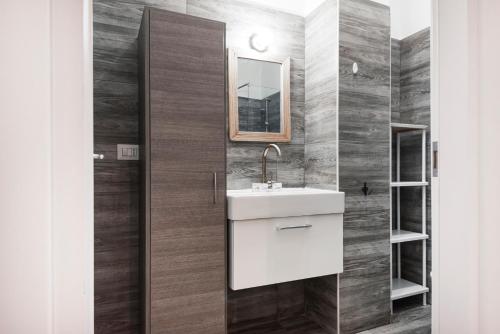 een badkamer met een wastafel en een spiegel bij Central wonderful flat Repubblica Central station in Milaan
