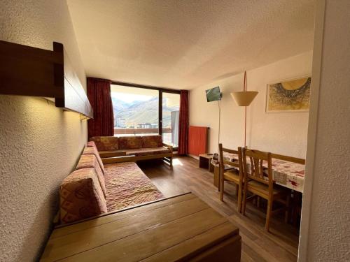 un salon avec un canapé et une table dans l'établissement Résidence Chaviere - Appartement pour 4 personnes avec balcon exposé Sud MAE-4604, aux Menuires