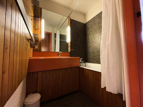 une salle de bain avec un lavabo, une baignoire et un miroir dans l'établissement Résidence Chaviere - Appartement pour 4 personnes avec balcon exposé Sud MAE-4604, aux Menuires