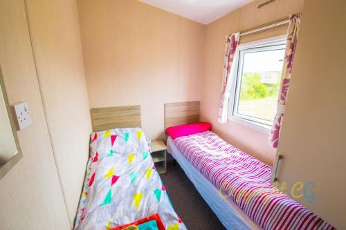 Ένα ή περισσότερα κρεβάτια σε δωμάτιο στο SP84 - Camber Sands Holiday Park - 3 Bedroom - Sleeps 8 - Private Parking