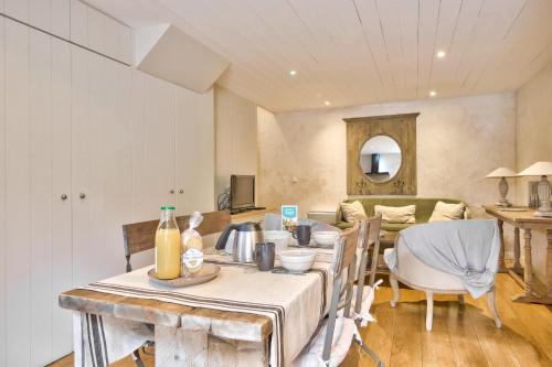 une salle à manger avec une table et un salon dans l'établissement Charmante maison pour 2 - 500m de la plage, à La Flotte