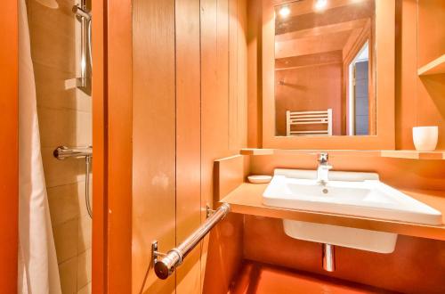 une salle de bain avec un lavabo et un miroir dans l'établissement Charmante maison pour 2 - 500m de la plage, à La Flotte