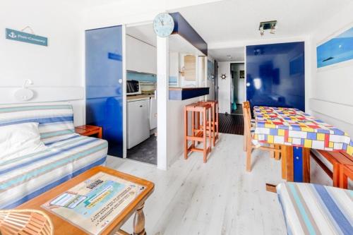 une petite pièce avec un lit et une table dans l'établissement Résidence Port du Crouesty - maeva Home - Appartement 2 pièces 4 personnes - Budget MAE-7994, à Arzon