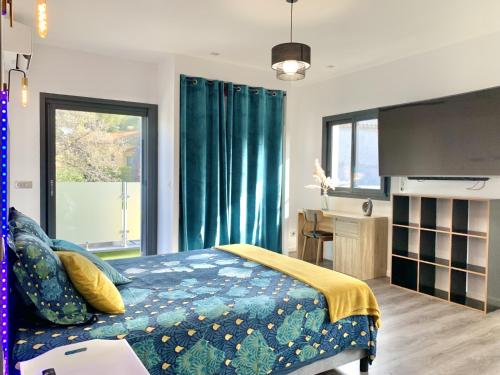 een slaapkamer met een bed en een groot raam bij Maison avec piscine in Agay - Saint Raphael