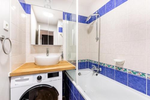 La salle de bains est pourvue d'un lavabo et d'un lave-linge. dans l'établissement Résidence Les Rivages du Lac - maeva Home - Appartement cosy 3 pièces 6 personnes - Prestige - super Home MAE-0654, à Drammont