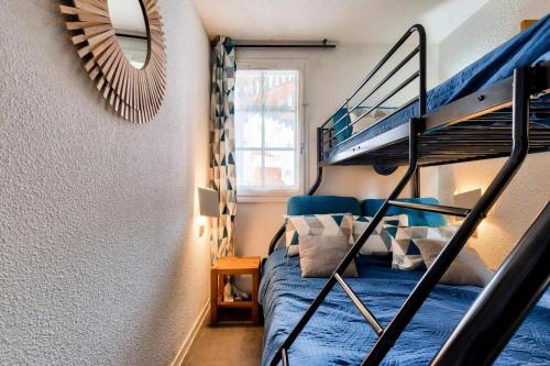 une chambre avec un lit superposé et un miroir dans l'établissement Résidence Port Bourgenay - maeva Home - Appartement cosy 2 pièces 5 personnes - Sélection - super Home MAE-8934, à Talmont-Saint-Hilaire