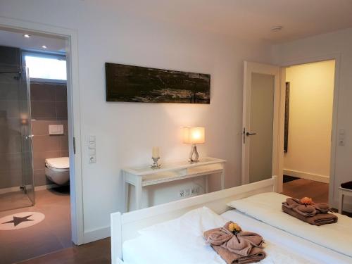 um quarto com uma cama e uma casa de banho em fewo1846 - Residence Museumsberg - luxuriöse Wohnung mit 2 Schlafzimmern und 2 Bädern em Flensburg