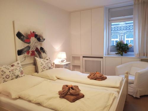 um quarto com 2 camas e toalhas castanhas em fewo1846 - Residence Museumsberg - luxuriöse Wohnung mit 2 Schlafzimmern und 2 Bädern em Flensburg