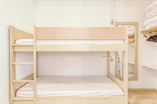 Ce lit superposé se trouve dans un dortoir doté de lits superposés. dans l'établissement Résidence Saint-Raphaël Valescure - maeva Home - Studio 4 Personnes - Confort MAE-0134, à Valescure