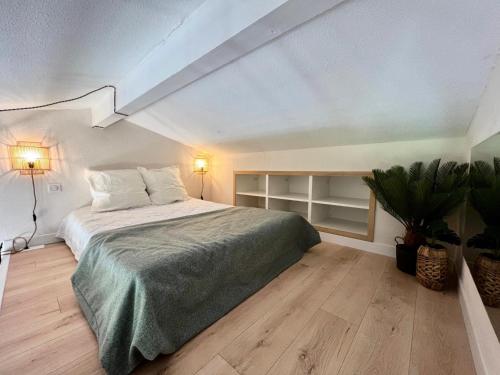 - une chambre avec un grand lit et deux lumières sur dans l'établissement Résidence Les Parcs de Grimaud - maeva Home - Appartement 2 Pièces 4 Personnes - Sélection MAE-0194, à Grimaud