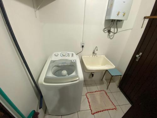 uma pequena casa de banho com WC e lavatório em Apartamento Principado em Torres