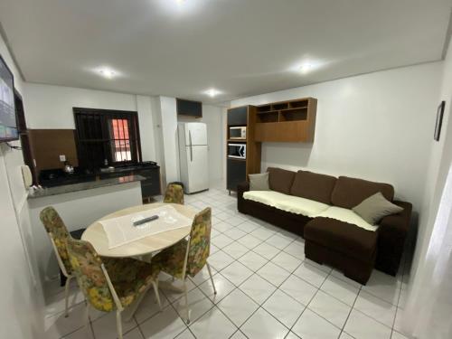 een woonkamer met een bank en een tafel bij Apartamento Principado in Torres