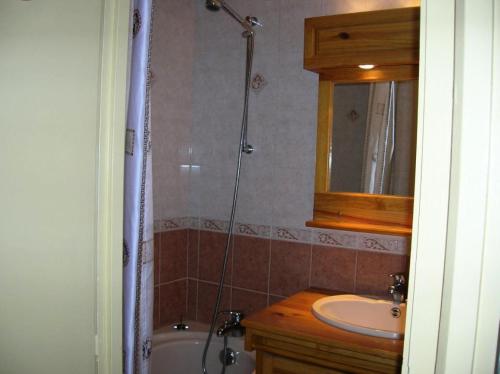 ein Bad mit einer Badewanne, einem Waschbecken und einer Dusche in der Unterkunft Résidence Jetay - 2 Pièces pour 6 Personnes 654 in Les Menuires