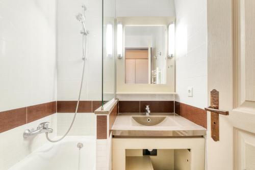 uma casa de banho com um lavatório e um chuveiro em Résidence le Village de Cap Esterel - maeva Home - Appartement 2 Pièces 5 074 em Saint-Raphaël