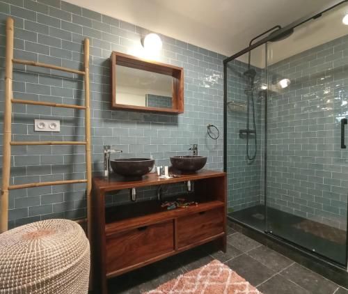 a bathroom with two sinks and a shower at Maison spacieuse - Piscine - Jardin 