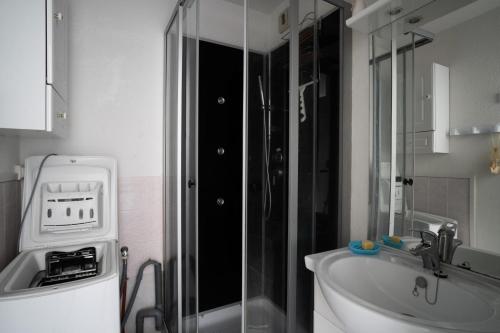 une salle de bain avec une douche, un lavabo et des toilettes dans l'établissement Résidence Bleu Marine - maeva Home - Appartement 2 Pièces 4 Personnes - Confort MAE-6434, à Lacanau