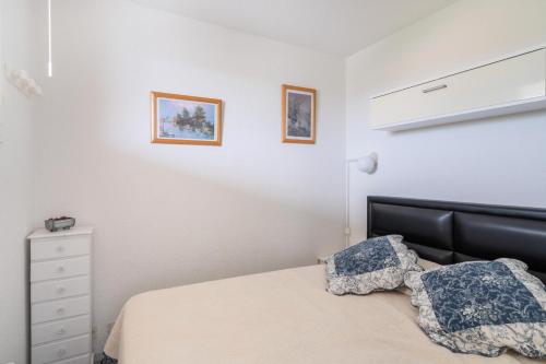 - une chambre avec un lit et 2 oreillers dans l'établissement Résidence Bleu Marine - maeva Home - Appartement 2 Pièces 4 Personnes - Confort MAE-6434, à Lacanau